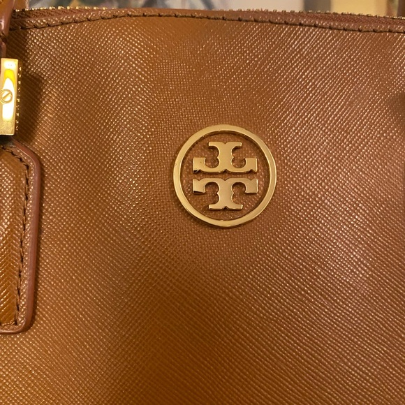 Tory Burch Robinson Bowling Bag Tan Saffiano Leather. - Picture 2 of 10